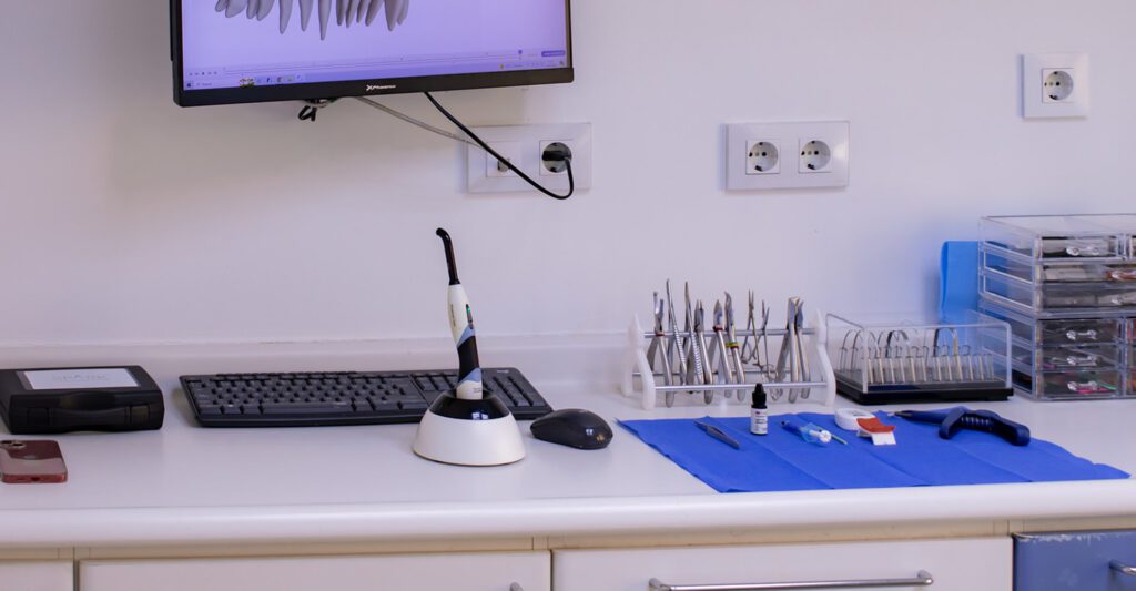 Espace clinique préparé pour les soins dentaires à la Clínica del Pino, Calpe
