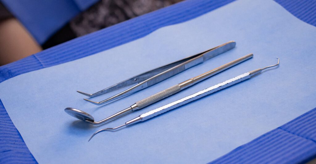 Salle d'attente de la Clínica del Pino à Calpe avec une atmosphère détendue