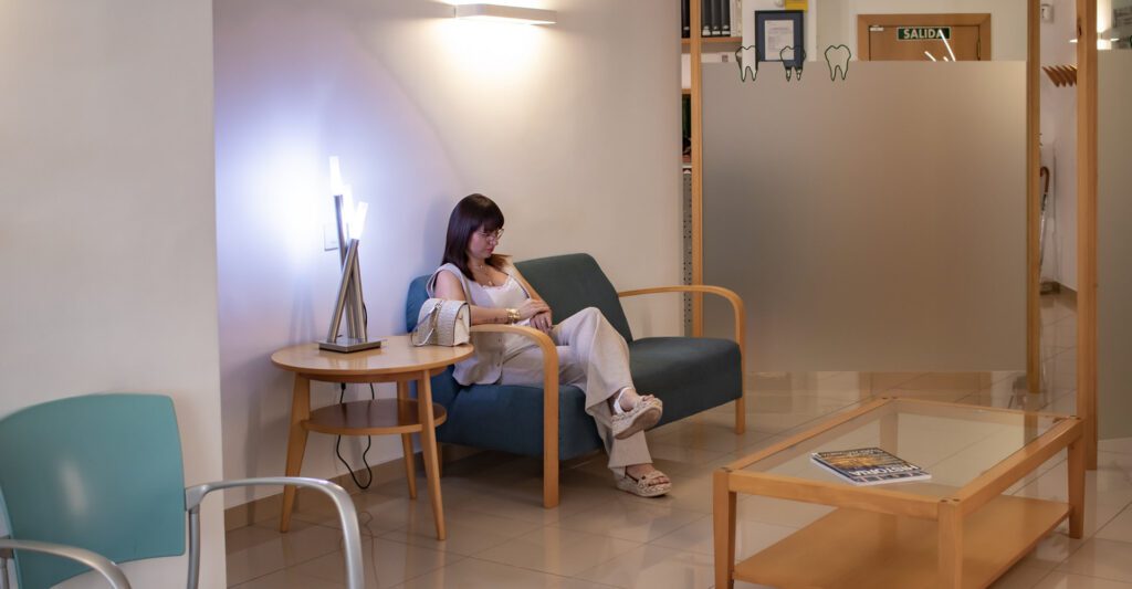 Réception de la Clínica del Pino à Calpe avec un design moderne et accueillant.