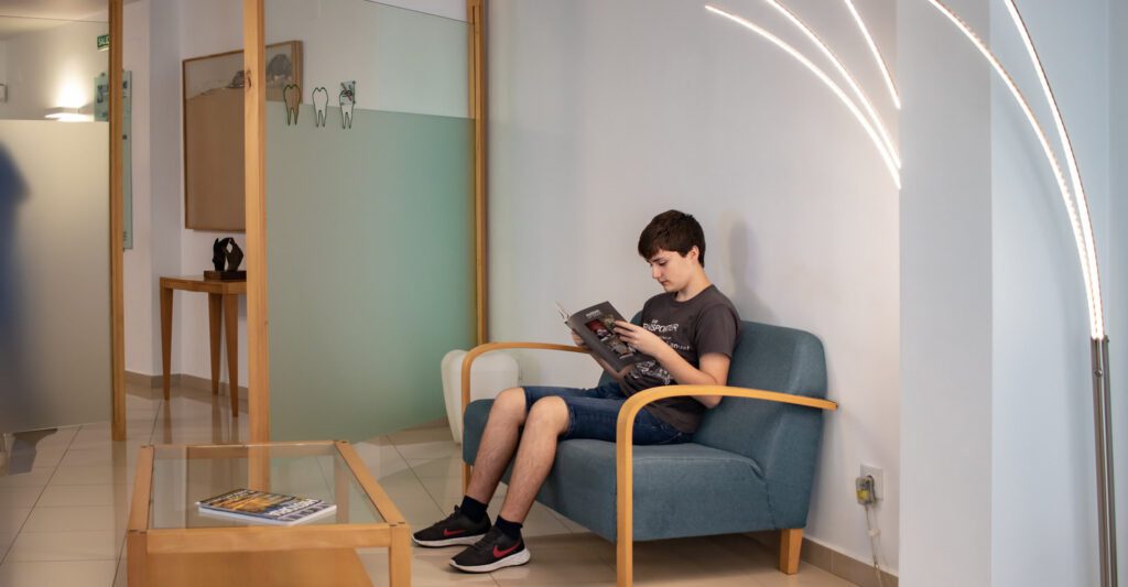 Espace de soins dentaires modernes à la Clinica del Pino, Calpe