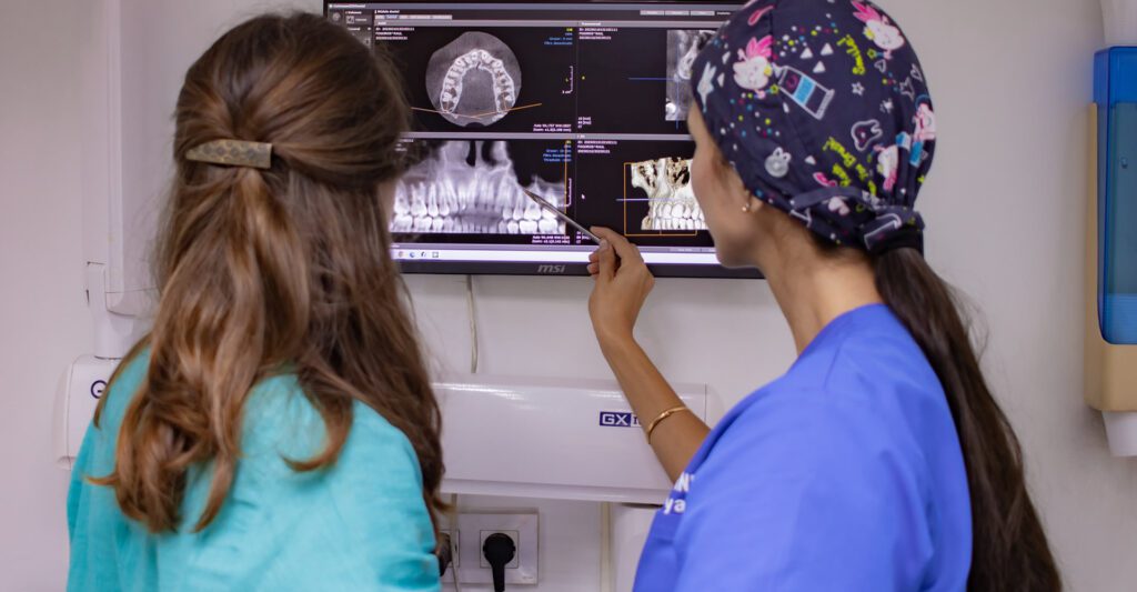 Cabinet dentaire à Clínica del Pino, Calpe, avec un équipement de pointe.